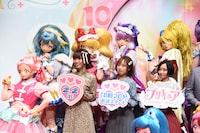 上段左からキュアアンジュ、キュアマシェリ、キュアアムール、キュアエトワール、中段左からキュアエール、河野ひより、依田菜津、悠木碧。