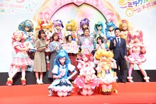 合同会見にて、上段左からキュアアンジュ、キュアマシェリ、キュアアムール、キュアエトワール、キュアセレーネ、キュアミルキー、キュアコスモ、キュアソレイユ、中段左からキュアエール、河野ひより、依田菜津、悠木碧、平田広明、稲垣来泉、深澤敏則監督、キュアスター、下段左からキュアフォンテーヌ、キュアグレース、キュアスパークル。