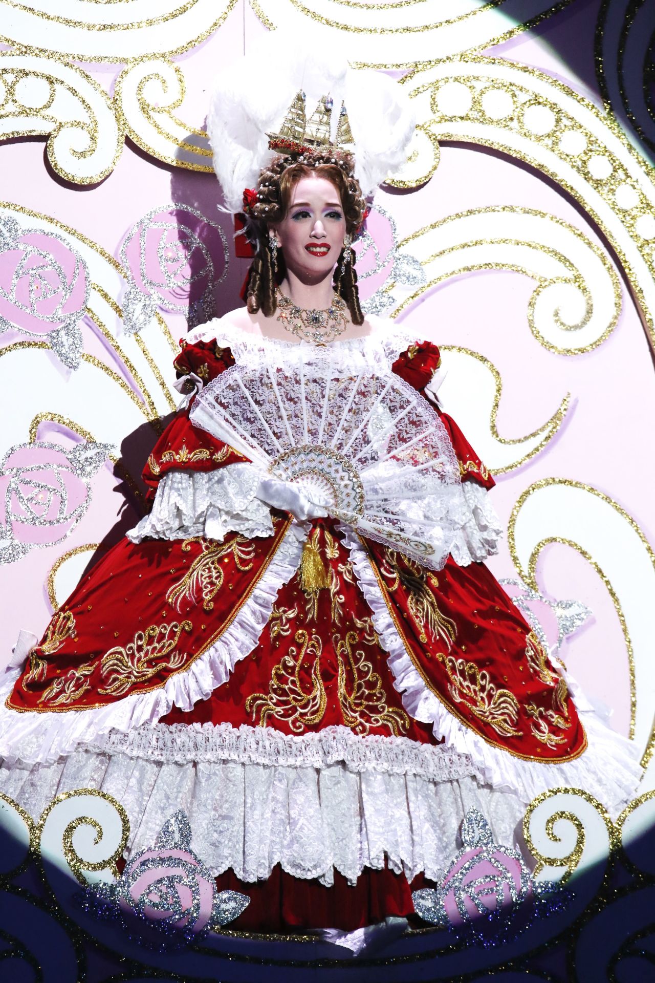 「宝塚歌劇 花組公演『ベルサイユのばら -フェルゼンとマリー・アントワネット編-』」より、花乃まりあ演じるマリー・アントワネット。(c) 宝塚歌劇団