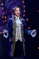 「宝塚歌劇 花組公演『ベルサイユのばら -フェルゼンとマリー・アントワネット編-』」より、明日海りお演じるハンス・アクセル・フォン・フェルゼン。(c)宝塚歌劇団