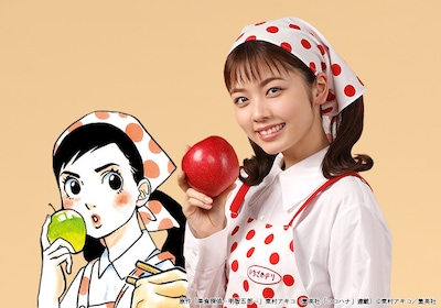 小芝風花扮する小林苺（右）と原作の小林苺のイラスト（左）。