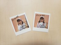 小芝風花のサイン入りチェキ。原作「美食探偵－明智五郎－」東村アキコ（集英社「ココハナ」連載） (c)東村アキコ／集英社