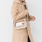 ショルダーバッグの使用イメージ。