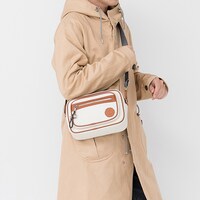 ショルダーバッグの使用イメージ。