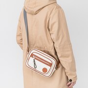 ショルダーバッグの使用イメージ。