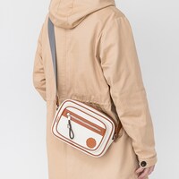 ショルダーバッグの使用イメージ。