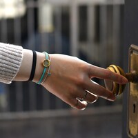 「静電気軽減ブレスレット（公安局）」使用イメージ