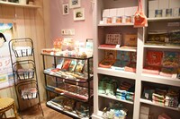 「MARUKO & COJICOJI CAFE」店内で販売されるグッズ。