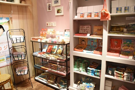 「MARUKO & COJICOJI CAFE」店内で販売されるグッズ。