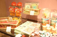 「MARUKO & COJICOJI CAFE」店内で販売されるグッズ。