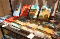 「MARUKO & COJICOJI CAFE」店内で販売されるグッズ。