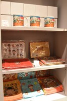 「MARUKO & COJICOJI CAFE」店内で販売されるグッズ。