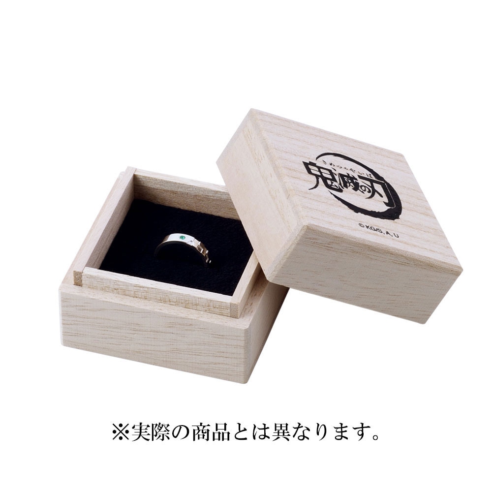リングが収められている桐箱。