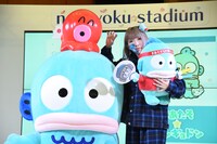 まあたそ（右）とハンギョドン（左）のコラボ発表の様子。