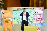 左からアグモン、東映アニメーションの木下陽介プロデューサー、キティ。