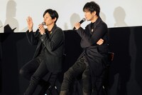 左から下野紘、津田健次郎。