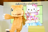 「SANRIO EXPO 2020」の様子。左からアグモン、ハローキティ。