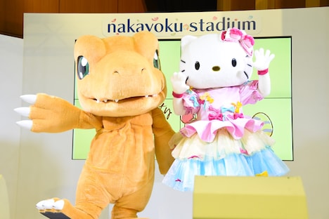 「SANRIO EXPO 2020」の様子。左からアグモン、ハローキティ。