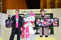 「仮面ライダーディケイド×ハローキティ」コラボ発表の様子。左から井上正大、キティ、戸谷公人。