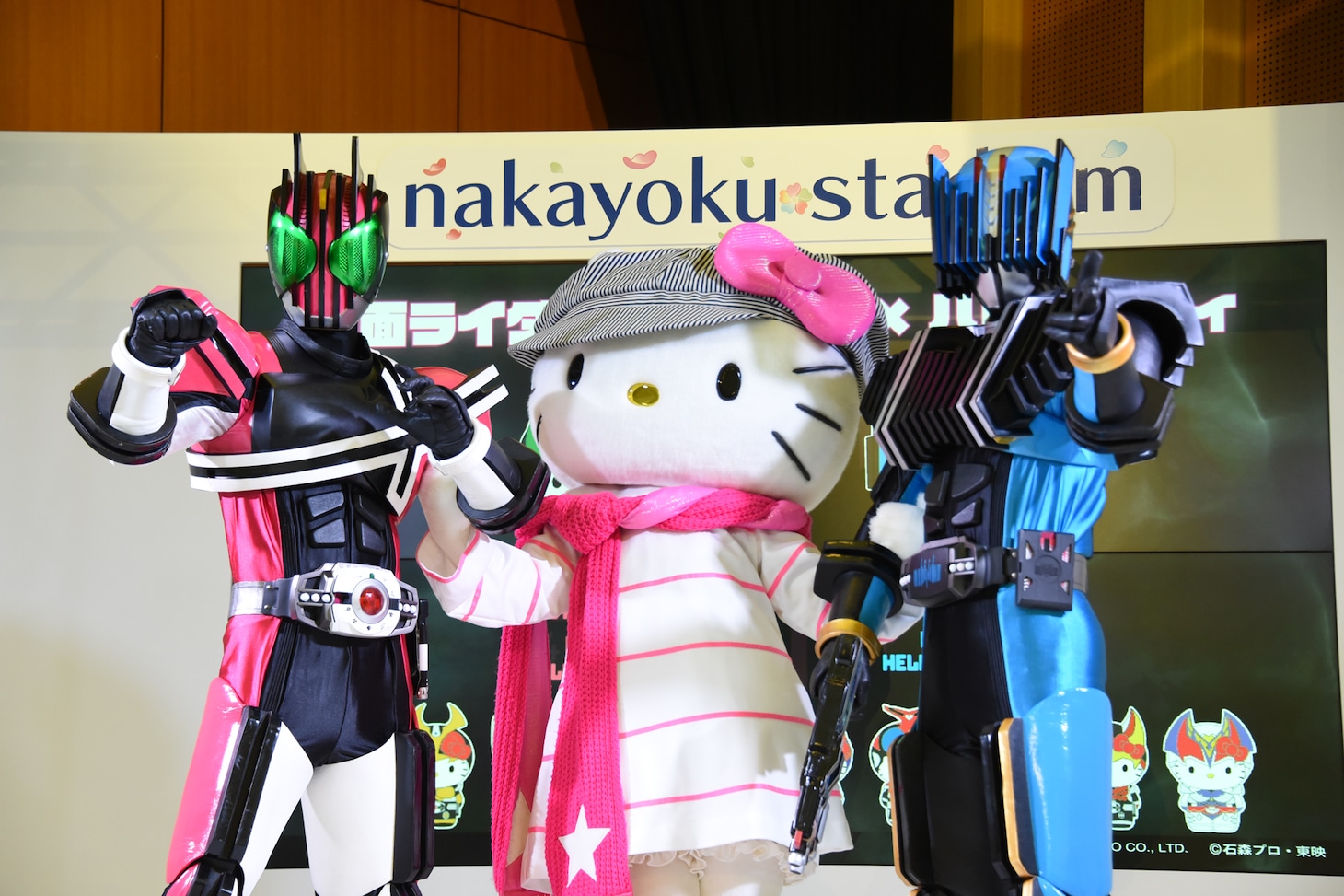 左から仮面ライダーディケイド、キティ、仮面ライダーディエンド。