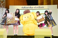 NMB48とポムポムプリンのコラボ発表の様子。左から梅山恋和、白間美瑠、プリン、吉田朱里、上西怜。