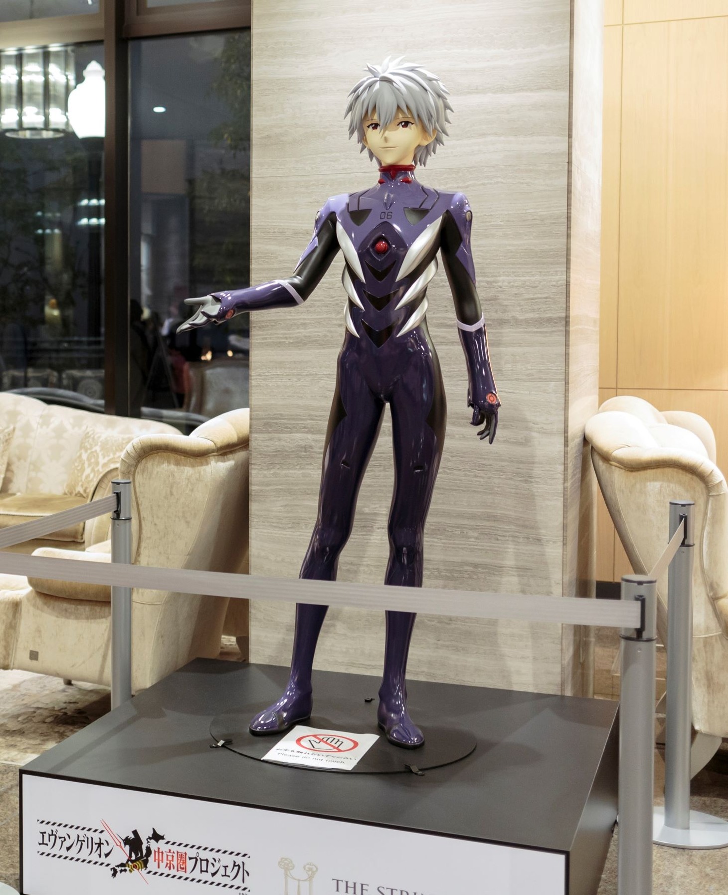 渚カヲルの立像。