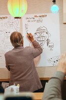 ライブペインティングをする藤子不二雄(A)。