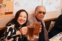 「サイバラ酒場 feat.高須院長」にて、左から西原理恵子と藤子不二雄(A)。