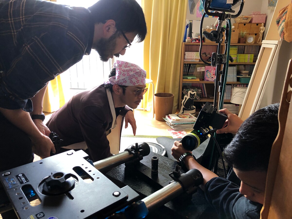 「極主夫道」実写PVのメイキング公開、津田健次郎が真剣に監督業をこなす