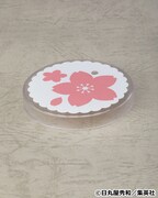 桜の花をあしらった丸台座。