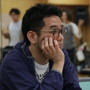 脚本・構成を担当する竹村武司。