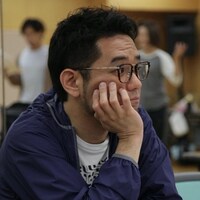 脚本・構成を担当する竹村武司。