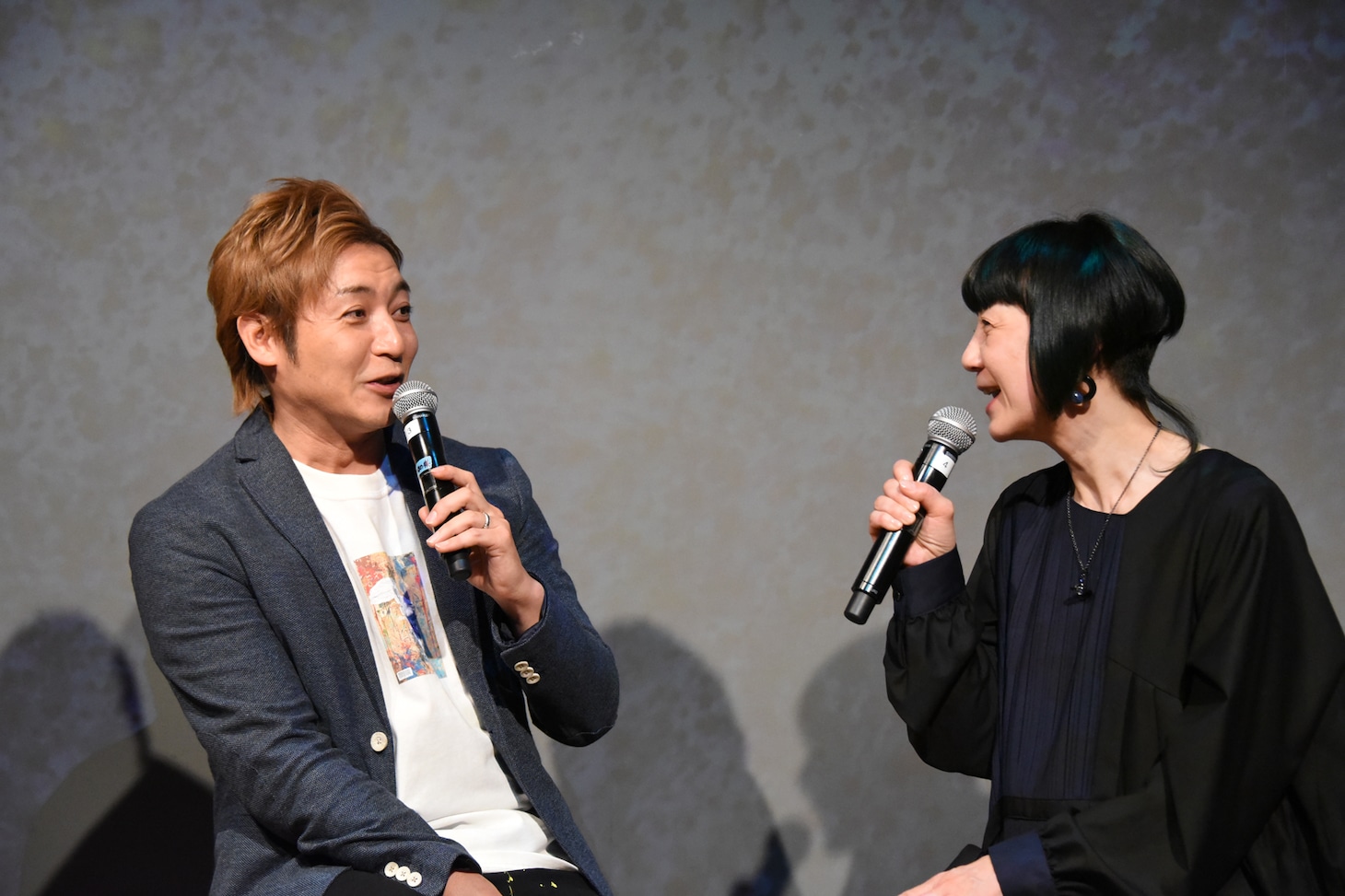 左からつるの剛士、手塚るみ子。