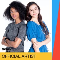 キャロル＆チューズデイの歌唱を務めるナイ・ブリックス（左）、セレイナ・アン。