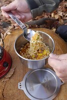 連邦軍の支給品をイメージした「シェラカップ＆リッド」と「ヌードルスプーン」使用イメージ。