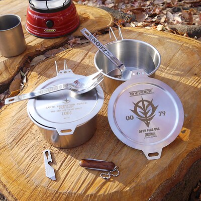 ジオン軍と連邦軍の支給品をイメージした「シェラカップ＆リッド」と「ヌードルスプーン」。