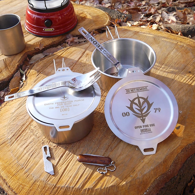 ジオン軍と連邦軍の支給品をイメージした「シェラカップ＆リッド」と「ヌードルスプーン」。