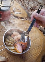 ジオン軍の支給品をイメージした「シェラカップ＆リッド」使用イメージ。