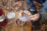 ジオン軍の支給品をイメージした「シェラカップ＆リッド」使用イメージ。