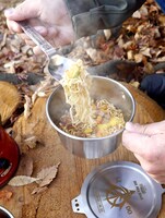 ジオン軍の支給品をイメージした「シェラカップ＆リッド」使用イメージ。