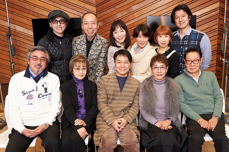 上段左より桐本拓哉、真地勇志、國府田マリ子、久川綾、渡辺菜生子、松風雅也、下段左より柴田秀勝、増山江威子、野島健児、山口奈々、野田圭一。