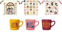 カフェ限定グッズの巾着3種 （上段）、マグカップ3種（下段）。