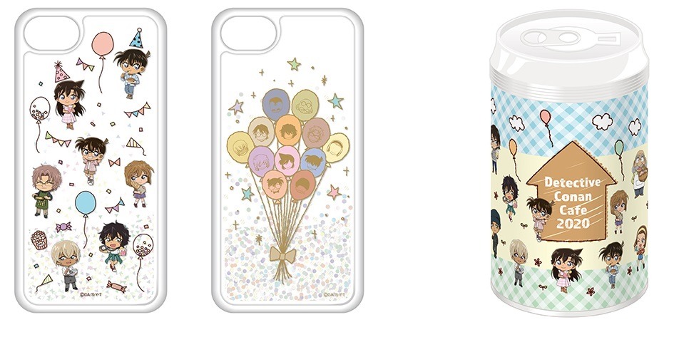 カフェ限定グッズのスマホケース2種（左）、ボトルウェットティッシュ（右）。