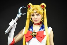 セーラームーン／月野うさぎに扮するエフゲニア・メドベージェワ。