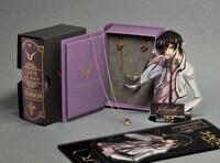 収納BOXとジュエリーを身に着けたルルーシュのアクリルスタンド。