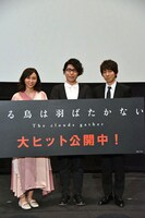 左から司会の吉木りさ、新垣樽助、羽多野渉。