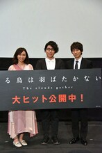 左から司会の吉木りさ、新垣樽助、羽多野渉。