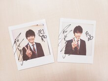 佐藤寛太のサイン入りチェキ。原作「美食探偵－明智五郎－」東村アキコ（集英社「ココハナ」連載） (c)東村アキコ／集英社