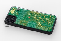 「FLASH スコープドッグ 基板アート iPhone 11 Pro Maxケース」LED点灯時の様子。