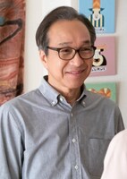 小日向文世扮する江月朝一。